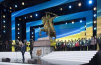 В Дубно открыли десятиметровый памятник борцам за свободу и независимость Украины