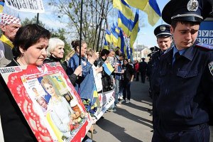 Под харьковским судом традиционно собрались сторонники и противники Тимошенко