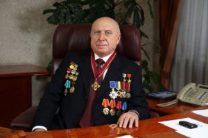 Стало известно, кто подарил Януковичу золотой батон
