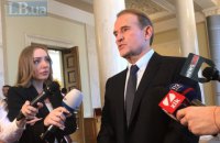 ​Медведчук показал "фрагмент Библии Гутенберга" из своей коллекции