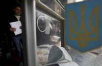Во Львове 94-летняя женщина уснула на избирательном участке и пыталась съесть бюллетень