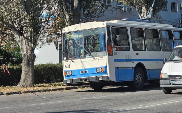 Росіяни обстріляли з артилерії Херсон. Загинув сержант поліції, поранено пасажирів тролейбуса (оновлено)