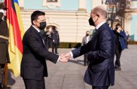 Зеленский заявил, что не получал обращение Штайнмайера о визите. Шольц назвал решение Киева оскорбительным