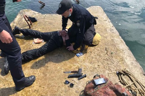 ​В Одессе пьяный мужчина с пистолетом и ножом пытался пробраться на аварийный танкер
