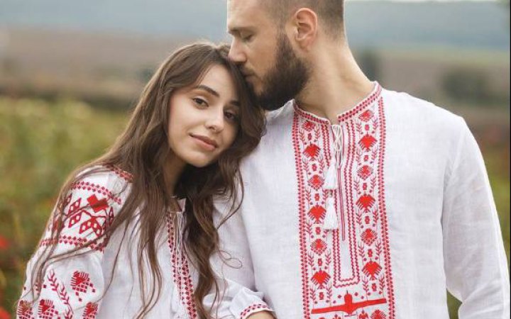 Турецькій компанії Baykar передали вишиті сорочки з малюнком із Сумщини