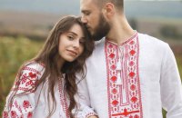 Турецькій компанії Baykar передали вишиті сорочки з малюнком із Сумщини
