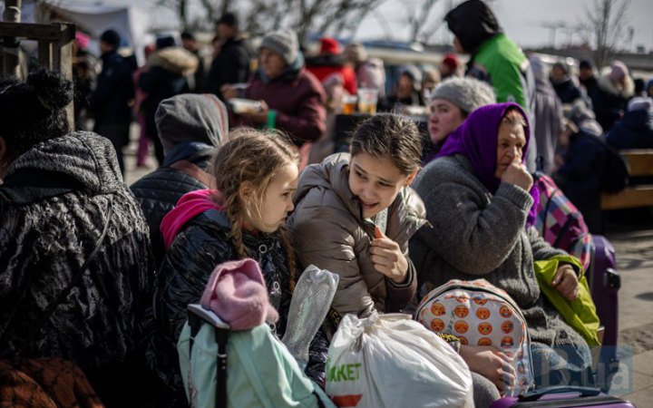 Третина українських переселенців, що виїхали через війну в країни ЄС, хотіли б повернутися додому, – Politico