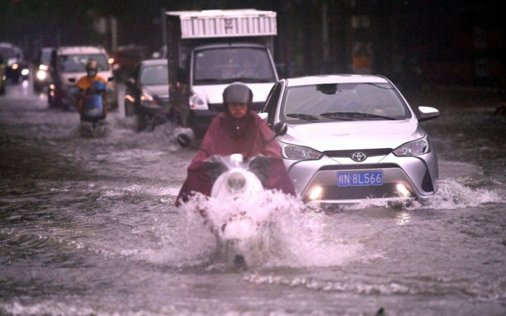 Китай готується до сильної повені, температура сягнула понад 50°C