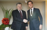Порошенко обсудил с Рютте санкции против РФ и пригласил его в Украину