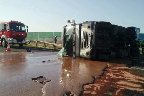 У Польщі через аварію на трасу вилилося 12 тонн рідкого шоколаду