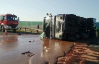 В Польше из-за аварии на трассу вылилось 12 тонн жидкого шоколада