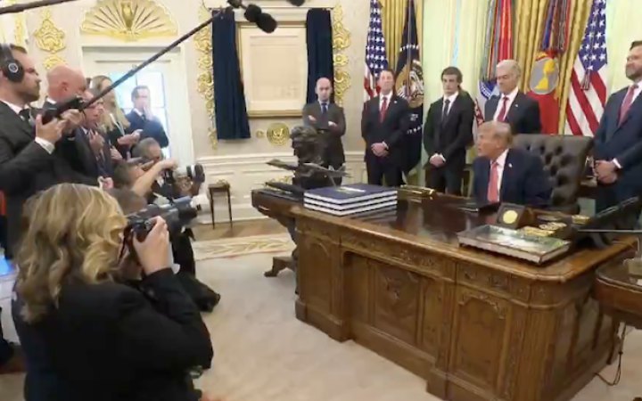 Трамп запитав у журналіста The Independent на брифінгу чи він не хворий а Венс назвав його імбіцилом