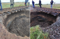 В Черновицкой области под железнодорожными путями образовался провал