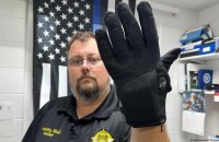 США закуплять для агентів ICE тисячі рукавичок-електрошокерів