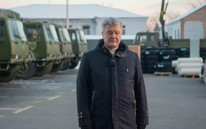 Порошенко везе допомогу військовим на південний фронт