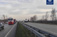 На Киевщине грузовик перевернулся посреди трассы, движение временно заблокировано