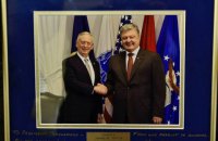 Міністр оборони США подарував Порошенку фото з написом "Від патріота - патріоту"