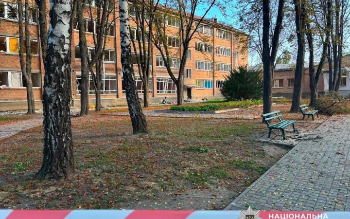 У Києві внаслідок нічної атаки пошкоджено гімназію і комунальний медичний заклад