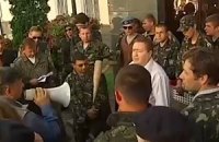В Киеве штурмуют Госпогранслужбу. Охрана применила брандспойт (добавлено видео)