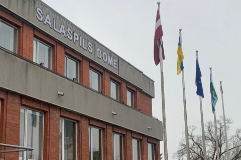 Флаг Украины подняли еще в 27 городах Латвии 