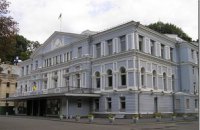 Поклонники Ступки приносят цветы к театру им. Франко в Киеве