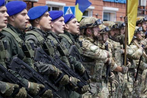 В Мариуполе состоялся военный парад к седьмой годовщине освобождения города от оккупантов