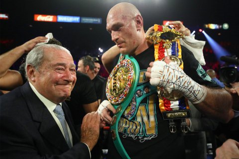 Промоутер Фьюри заявил, что люди с Ближнего Востока готовы профинансировать бой с Усиком за звание абсолютного чемпиона