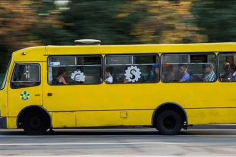В маршрутке мужчина после неудачного флирта разбил нос женщине-полицейской