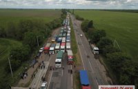 Далекобійники перекрили трасу біля Миколаєва через зважування фур