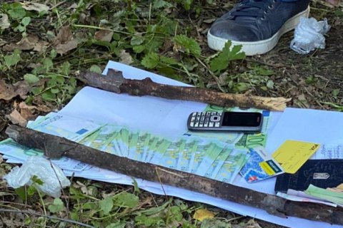 На Сумщине пограничник требовал у мужчины 10 тыс. евро за незаконную переправку в Россию