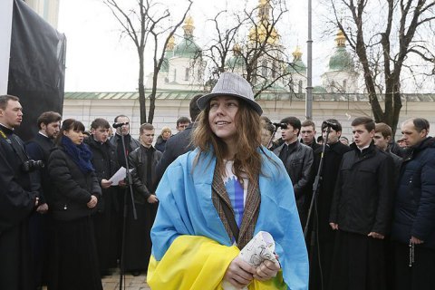 Неизвестные порезали колеса на авто Веры Савченко