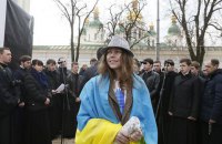 Неизвестные порезали колеса на авто Веры Савченко