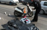В Киеве грузовик сбил мотороллер, погибла девушка