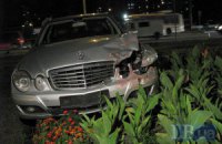ДТП в Киеве: водитель Mercedes'а устроил аварию и сбежал