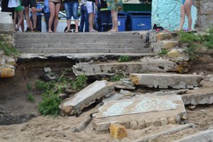 В Одессе волна накрыла пляж, 7 человек пострадали