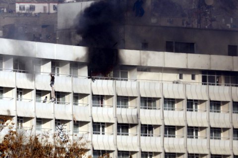 ​Після 12 годин облоги військові звільнили готель у Кабулі від терористів, 5 людей загинули