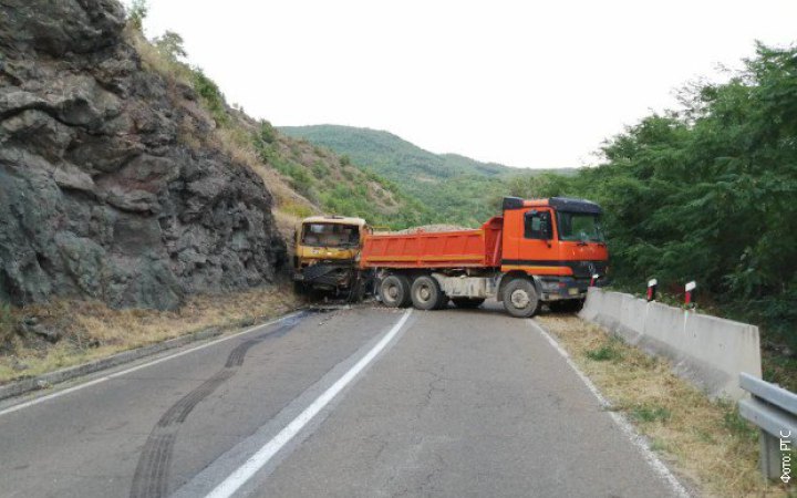 Етнічні серби в Косово зводять барикади і готуються протестувати