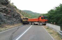 Етнічні серби в Косово зводять барикади і готуються протестувати