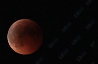 Самое продолжительное за сто лет лунное затмение он-лайн