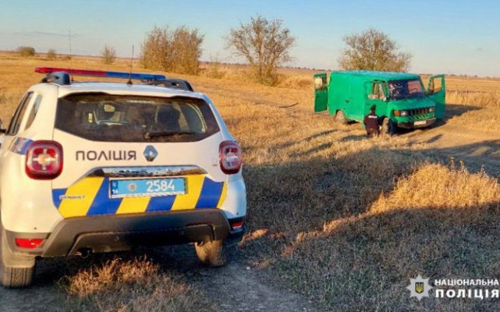 На Одещині чоловік у військовій формі підірвав гранату в авто. Є поранені