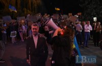 У Києві триває девʼятий день мітингу проти відставки Михайла Федорова