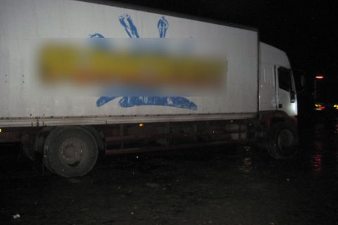 В Черниговской области обстреляли и ограбили фуру