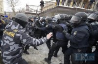 Возле Соломенского суда подрались националисты и полиция