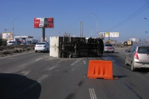 На проспекте Бажана перевернулась ГАЗель