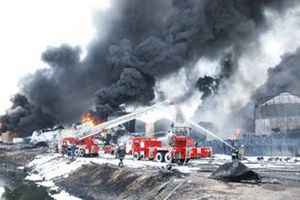На нефтебазе осталось потушить три большие цистерны (обновлено)