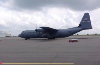 В Днепропетровске сел американский военный самолет с сенатором Маккейном