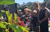 Памятник Богдану Ступке открыли на Байковом кладбище 