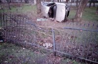 У Миколаєві водій, тікаючи від патрульних, врізався в паркан і загинув