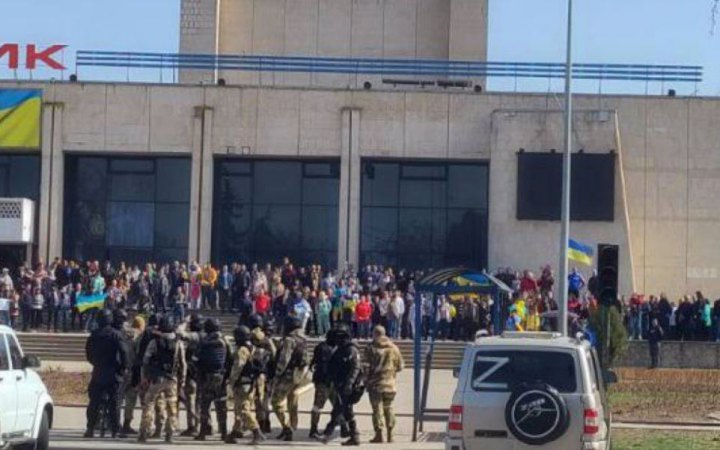Окупанти розігнали мирний мітинг в Енергодарі. Є потерпілі, у місті чутно вибухи
