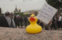 Жителя Санкт-Петербурга арестовали на 25 суток за надувную утку в окне